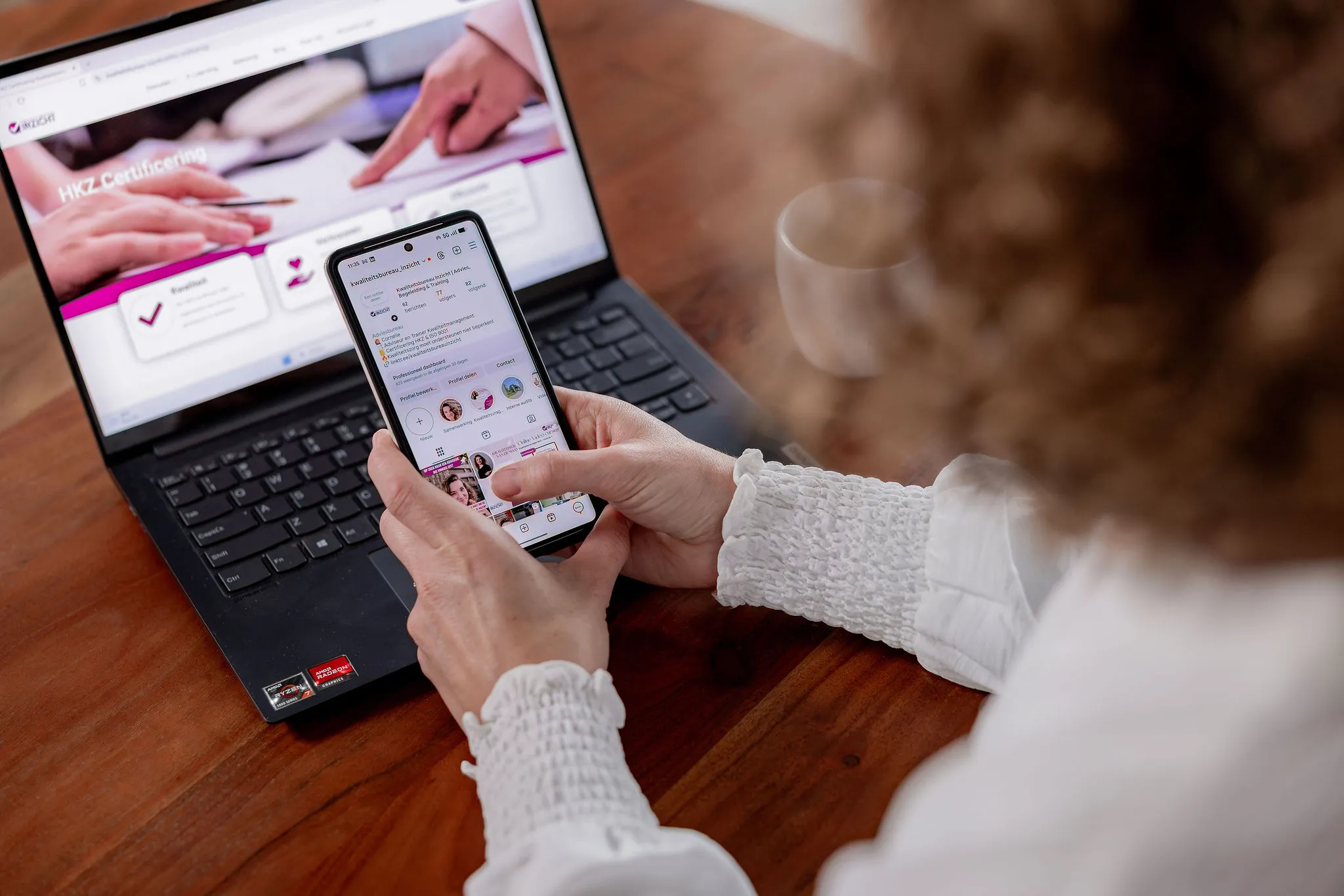 Zorgprofessional aan het werk met kwaliteitsmanagement